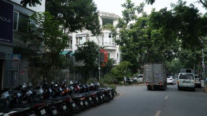 Bán Liền kề Văn Phú TT10 diện tích 90m2 mặt tiền 4,5m hướng Đông Nam đường 12m nhà xây thô ngay đối diện trường Marie Curie Văn Phú #H5302.461